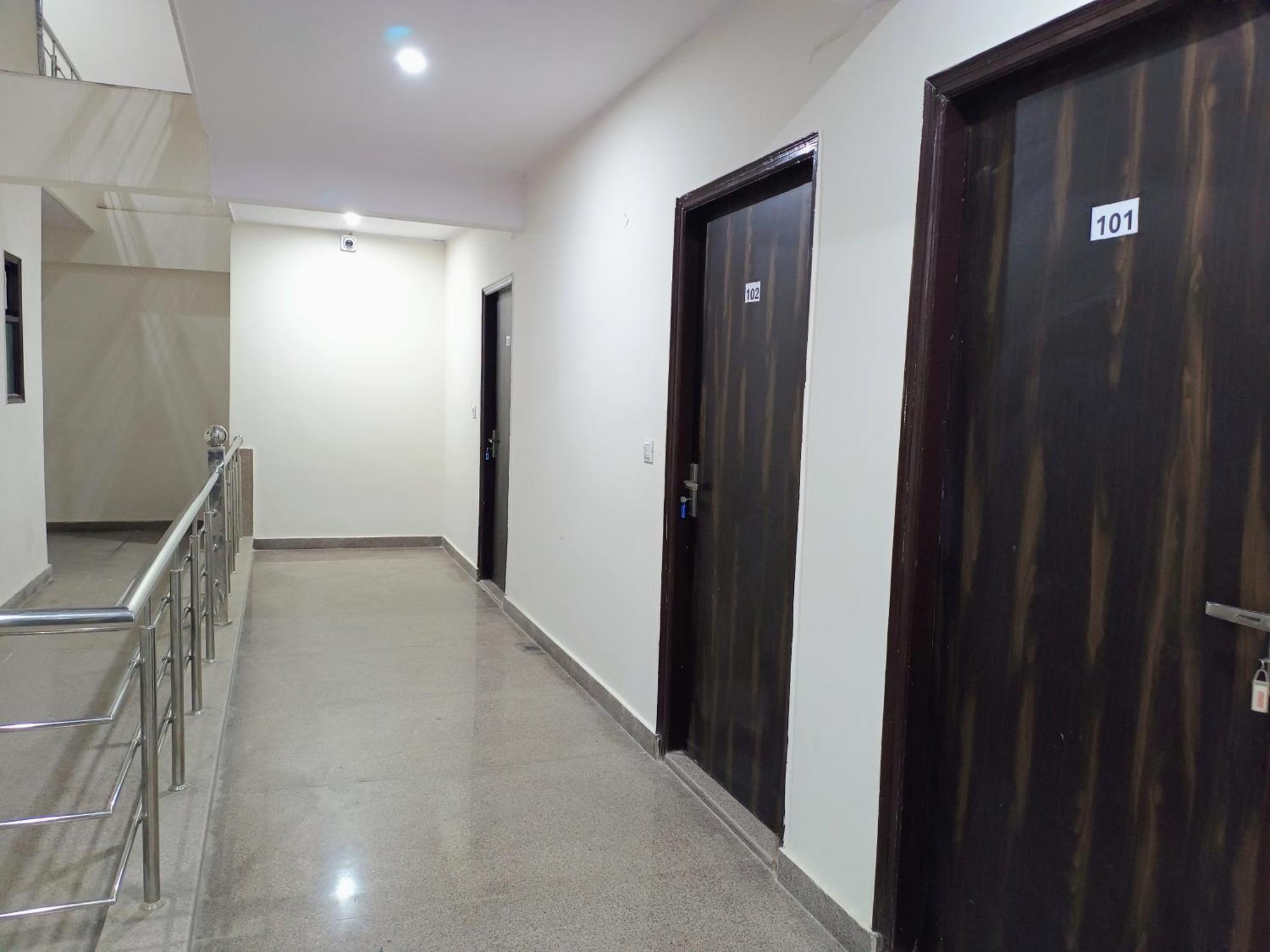 Hotel Krishna Tower Delhi Zewnętrze zdjęcie